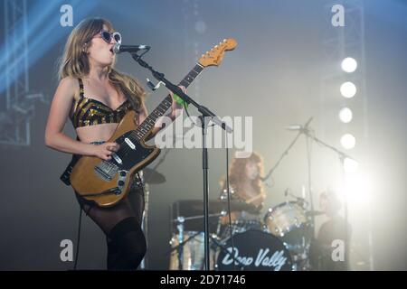 Deap Vally se présentant au Festival de l'île de Wight, à Newport sur l'île de Wight. Banque D'Images