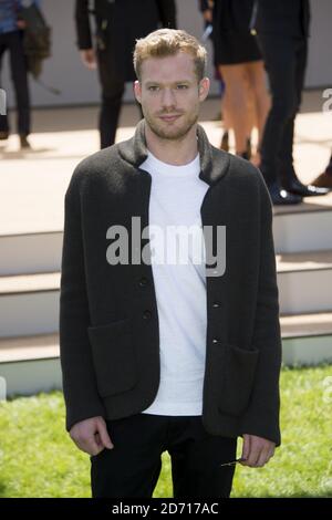 Sam Reid assistant au salon de mode Burberry, qui s'est tenu dans les jardins du Palais de Kensington dans le cadre de London Collections Men. Banque D'Images