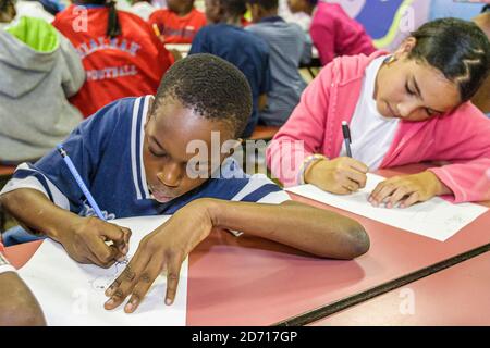 Miami Florida,Little Haiti Edison Park Elementary School, étudiant élèves écrivant fille filles enfants enfants, Black Hispanic, Banque D'Images