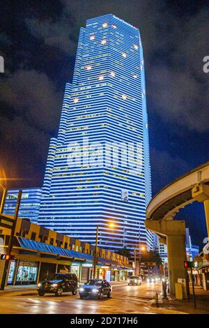 Miami Florida, gratte-ciel de la tour grand immeuble de bureau lumières éclairage niight, Banque D'Images