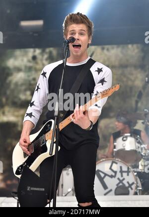 Luke Hemmings de 5 secondes d'été se produit pendant le Summertime ball de Capital FM au stade Wembley, à Londres. Banque D'Images