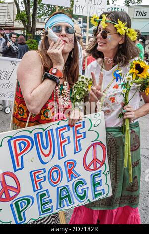 Miami Florida, Coconut Grove King Mango strut parade annuel satire politiquement incorrect humour hippies fumer de la marijuana, Banque D'Images