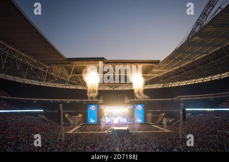Les feux d'artifice marquent la fin du Summertime ball de Capital FM au stade Wembley, à Londres. Banque D'Images