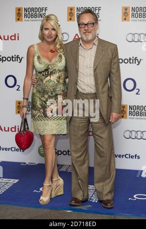 Vic Reeves et Nancy Sorrell assistent aux Silver Clef Awards, au Hilton Park Lane, dans l'ouest de Londres. Banque D'Images