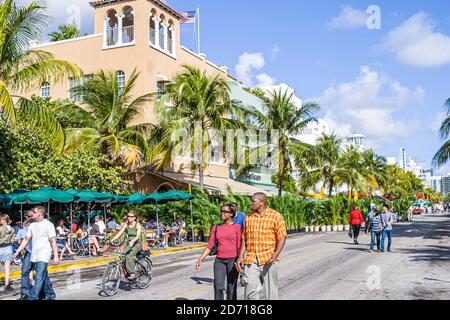 Miami Beach Florida,South Beach,Ocean Drive,Black African American man femme homme couple femelle,marche à pied promenade, Banque D'Images