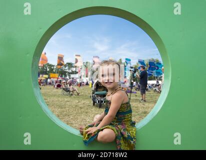 Niamh, 2 ans, bénéficie du soleil au festival Womad, à Charlton Park, dans le Wiltshire. Banque D'Images