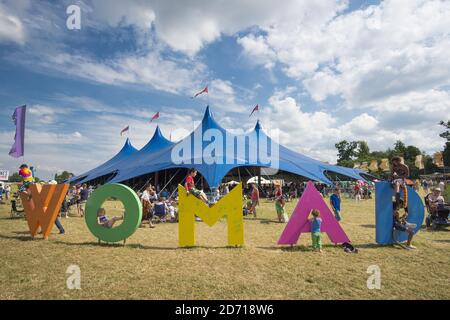 Temps ensoleillé au festival Womad, à Charlton Park, Wiltshire. Note aux éditeurs : il s'agit d'une image panoramique composite. Banque D'Images