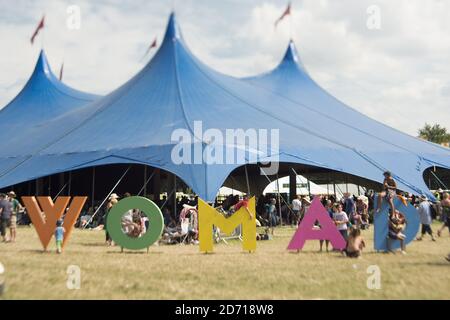 Temps ensoleillé au festival Womad, à Charlton Park, Wiltshire. Note aux éditeurs : il s'agit d'une image panoramique composite. Banque D'Images