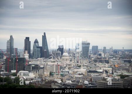 Vue générale sur les gratte-ciel de Londres, y compris le Gherkin, St Paul's et la Cité de Londres, depuis Paramount, au sommet de Centre point à Londres. Banque D'Images