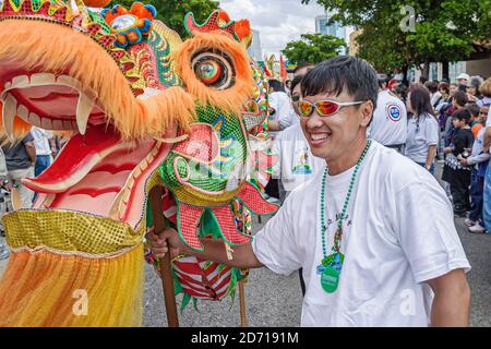 Miami Florida,Little Havana,Hispanic Calle Ocho,Tres Reyes Magos trois 3 Kings parade, dragon chinois asiatique homme, Banque D'Images