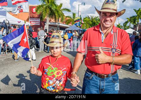 Miami Florida,Little Havana,Hispanic Calle Ocho,Tres Reyes Magos trois 3 Kings parade, famille père fils homme garçon drapeau cubain agitant des vagues, Banque D'Images