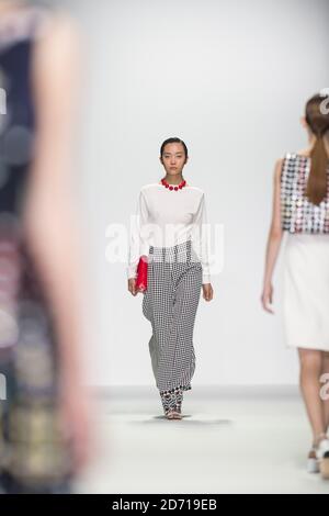 Un modèle sur la passerelle du défilé de mode Holly Foulton, qui s'est tenu au centre du BFC de Somerset House dans le cadre de la London Fashion week Banque D'Images