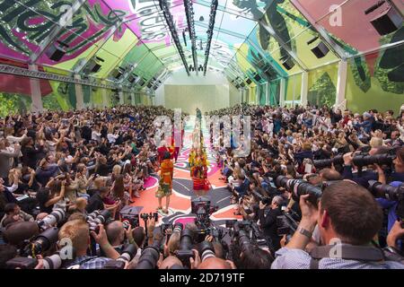 Un modèle sur la passerelle du spectacle de mode Burberry, qui s'est tenu à Kensington Gardens pendant la London Fashion week Banque D'Images