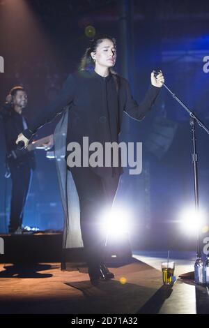 Jessie Ware se présentant au Roundhouse de Camden, dans le nord de Londres, dans le cadre du festival iTunes. Banque D'Images