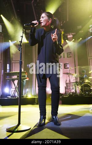 Jessie Ware se présentant au Roundhouse de Camden, dans le nord de Londres, dans le cadre du festival iTunes. Banque D'Images