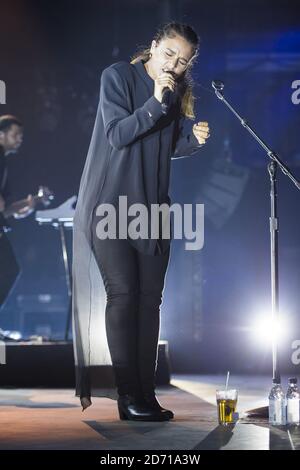 Jessie Ware se présentant au Roundhouse de Camden, dans le nord de Londres, dans le cadre du festival iTunes. Banque D'Images