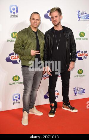 Joe 'Wooz' Lenzie (à gauche) et Cameron Edwards de Sigma ont photographié les coulisses du Capital FM Jingle Bell ball, à l'arène O2 dans l'est de Londres. Banque D'Images