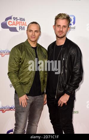 Joe 'Wooz' Lenzie (à gauche) et Cameron Edwards de Sigma ont photographié les coulisses du Capital FM Jingle Bell ball, à l'arène O2 dans l'est de Londres. Banque D'Images