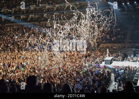 EXCLUSIVE*** Taylor Swift en direct sur scène pendant le Jingle Bell ball 2014 de Capital FM qui s'est tenu à l'O2 Arena, Londres. Banque D'Images