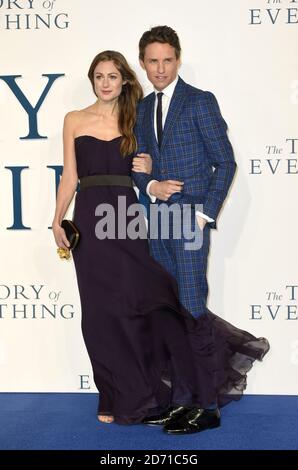 Eddie Redmayne et Hannah Bagshawe arrivent à la première britannique Theory of Everything qui s'est tenue à Odeon Leicester Square, Londres Banque D'Images