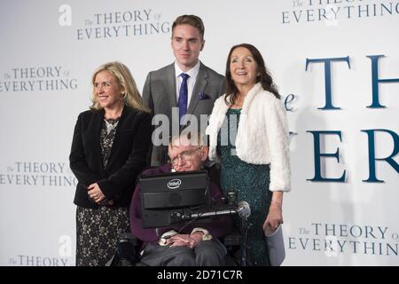 Stephen Hawking, Lucy Hawking (à gauche) et Jane Wilde Hawking participant à la première britannique de la théorie de tout à l'Odeon Leicester Square, Londres. Banque D'Images