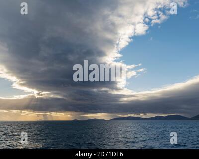 Les îles des Malouines de l'Ouest vues de la mer avec des nuages dramatiques. Saunders Island, Keppel Island et Pebble Island. Amérique du Sud, Falkland I Banque D'Images