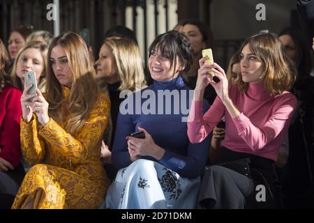 Yasmin le bon, Daisy Lowe et Alexa Chung au premier rang du Emilia Wickstead Fashion Show, qui s'est tenu au Banking Hall dans le cadre de la London Fashion week. Banque D'Images