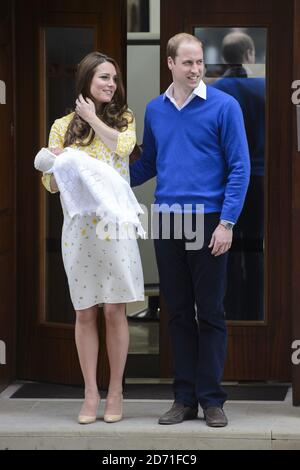 Le prince William, duc de Cambridge et Catherine, duchesse de Cambridge quittent l'hôpital St Mary's, Paddington, dans la ville de Westminster, Londres où la duchesse de Cambridge a donné naissance à une jeune fille à 8,34 heures le 02/05/2015 pesant 8lbs 3oz. Banque D'Images