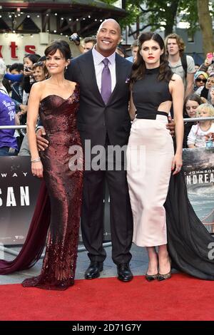 (De gauche à droite) Carla Gugino, Dwayne Johnson et Alexandra Daddario assistaient à la première du film britannique de San Andreas qui s'est tenue au cinéma Odeon Leicester Square, Londres Banque D'Images