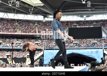 EXCLUSIF (de gauche à droite) Harry style et Liam Payne d'une direction se jouent sur scène pendant le Summertime ball de Capital FM au stade Wembley, Londres. Banque D'Images