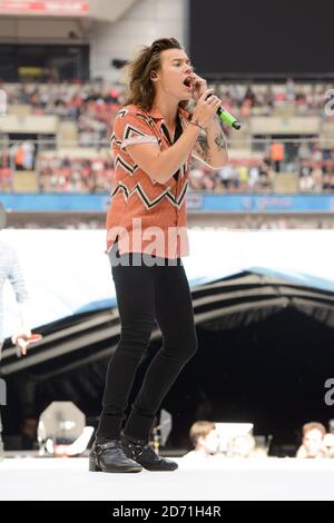 Harry Styles of One Direction se produit sur scène pendant le Summertime ball de Capital FM au stade Wembley, à Londres. Banque D'Images