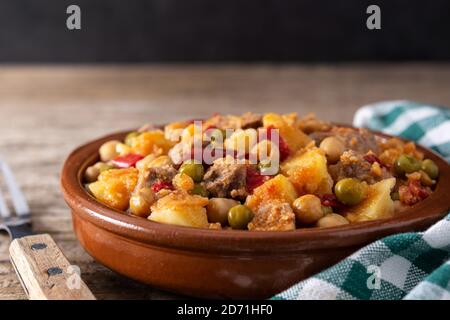 Ropa vieja nourriture sur table en bois Banque D'Images