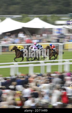 Les coureurs et les cavaliers se disputent dans le Duke of Cambridge Stakes au cours du deuxième jour de la rencontre Royal Ascot de 2015 à l'hippodrome d'Ascot, Berkshire Banque D'Images