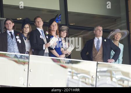 La princesse Beatrice de York, Dave Clark, Sarah Ferguson la princesse Eugenie et le prince Andrew, duc de York, regardent des courses au cours du quatrième jour de la réunion de Royal Ascot de 2015 à l'hippodrome d'Ascot, dans le Berkshire. Banque D'Images