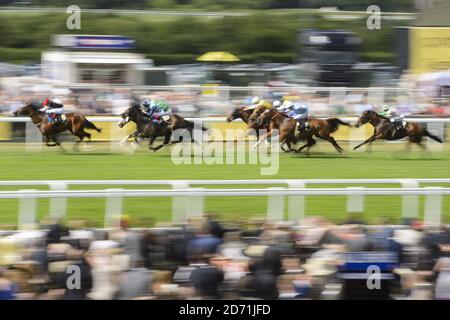 Les coureurs et les cavaliers se disputent les enjeux du Prince de Galles au cours du deuxième jour de la rencontre Royal Ascot de 2015 à l'hippodrome d'Ascot, Berkshire Banque D'Images