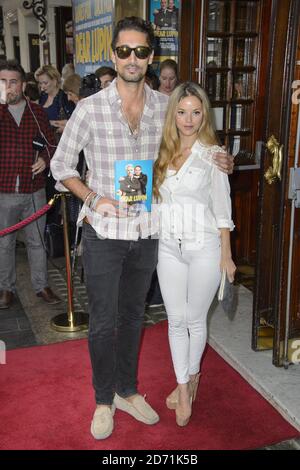 Hugo Taylor et Natalie Joel assistant à la première nuit de la nouvelle pièce cher Lupin au Apollo Theatre, Londres Banque D'Images
