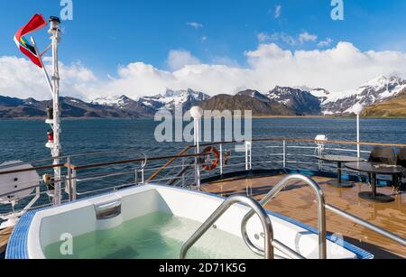 Baie Cumberland East et les montagnes de la chaîne Allardyce. Monter Paget à gauche, monter Sugartop à droite. Pont de MS Sea Spirit au premier plan. Antarc Banque D'Images