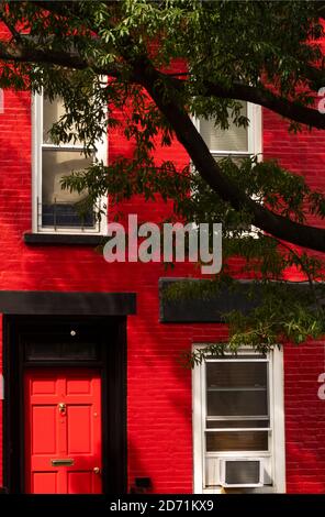 Maison peinte en rouge avec garniture blanche à Park Slope Brooklyn NYC Banque D'Images