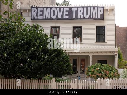 Retirez la bannière de Trump sur la maison à Park Slope Brooklyn NYC Banque D'Images