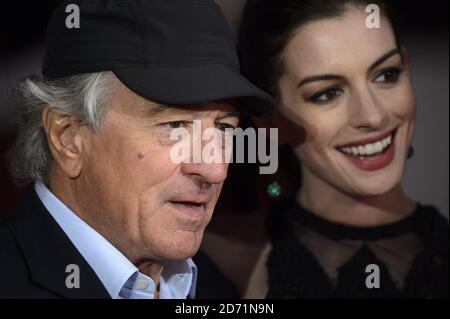 Anne Hathaway et Robert de Nero arrivent à la première de l'Intern, au cinéma vue de Leicester Square, Londres. Banque D'Images