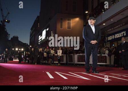 Robert de Nero arrive à la première de l'Intern, au cinéma vue à Leicester Square, Londres. Banque D'Images