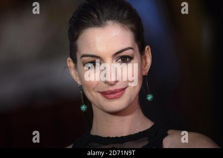 Anne Hathaway arrivée à la première de l'Intern, au cinéma vue de Leicester Square, Londres. Banque D'Images