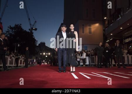 Anne Hathaway et Robert de Nero arrivent à la première de l'Intern, au cinéma vue de Leicester Square, Londres. Banque D'Images