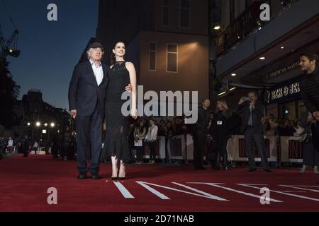 Anne Hathaway et Robert de Nero arrivent à la première de l'Intern, au cinéma vue de Leicester Square, Londres. Banque D'Images