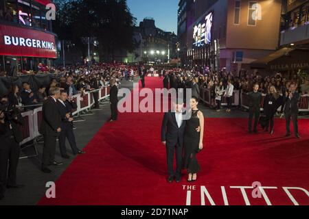 Anne Hathaway et Robert de Nero arrivent à la première de l'Intern, au cinéma vue de Leicester Square, Londres. Banque D'Images