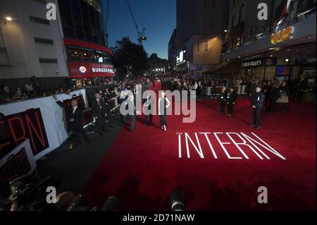 Anne Hathaway arrivée à la première de l'Intern, au cinéma vue de Leicester Square, Londres. Banque D'Images