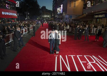 Anne Hathaway et Robert de Nero arrivent à la première de l'Intern, au cinéma vue de Leicester Square, Londres. Banque D'Images