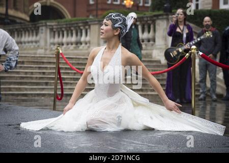 Des membres du Cirque du Soleil ont présenté une scène du nouveau spectacle Amaluna, devant le Royal Albert Hall de Londres. Le spectacle se tiendra du 15 janvier au 15 février 2016. Banque D'Images