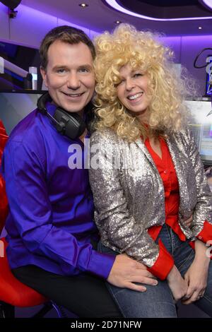 Richard Arnold et Kate Garraway, présentatrice de Smooth FM, qui participe à Make some Noise de Gobal, dans les studios de radio Global du centre de Londres. Make some Noise de Globalâ€™s est une association caritative nationale qui recueille des fonds pour aider les jeunes défavorisés et donne une voix aux petits projets et aux organismes de bienfaisance dans tout le Royaume-Uni qui luttent pour sensibiliser les gens. Banque D'Images