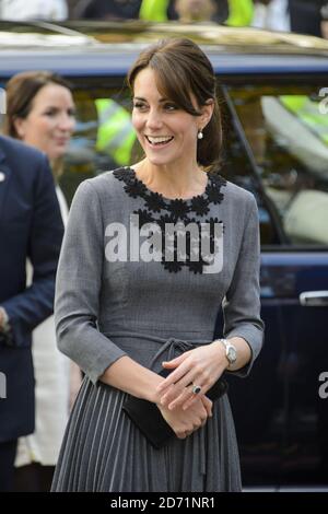 La duchesse de Cambridge arrive à l'hôtel de ville d'Islington, à Londres, pour rencontrer des enfants et des mentors du programme d'intervention précoce de chance UK. Banque D'Images